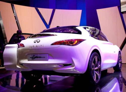 Infiniti �������� ������� �� ��������� Mercedes-Benz