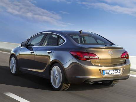 ����� Opel Astra ����� � ������ �� 4.6 �����